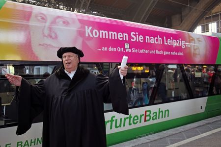 Martin Luther (alias Norbert Hein) wirbt am Leipziger Hauptbahnhof für Reisen zum Thema Reformation nach Leipzig