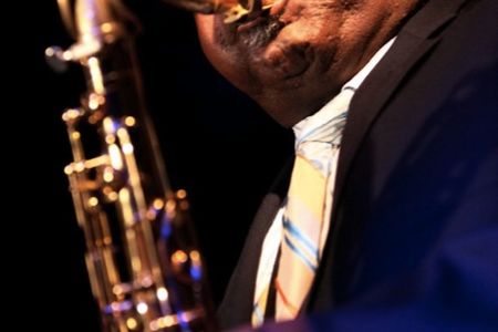 Pee Wee Ellis steht mit Guido May auf der Buehne