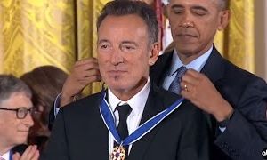 Ex-US-Präsident Barack Obama und Musiker Bruce Springsteen haben ein gemeinsames Buch geschrieben Ex-US-Präsident Barack Obama und Musiker Bruce Springsteen haben ein gemeinsames Buch geschrieben