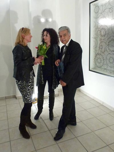 Galeristin Karin Krzenck-Liechtenstein mit der Gila Abbutalebi und Prof.Rayan Abdullah in Leipzig.