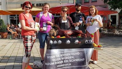 Peta-Aktivisten vor dem Hunde-Grill