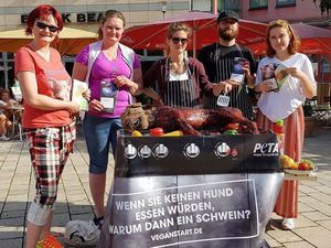 Peta-Aktivisten vor dem Hunde-Grill Peta-Aktivisten vor dem Hunde-Grill