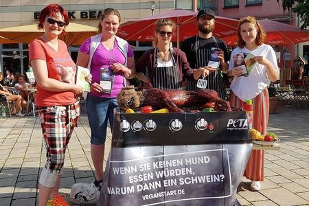 Peta-Aktivisten vor dem Hunde-Grill