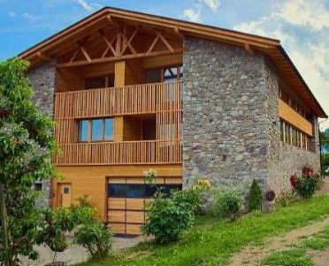 Rustikale Außenmauern und stilvolles Interieur sorgen im  Proefinghof in Partschins Suedtirol fuer ein spezielles Wohnerlebnis