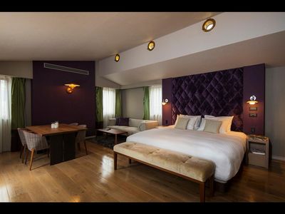 Die haben einen Schlafzimmer/-bereich ein Sofa, einen Ess- und Schreibtisch sowie TV