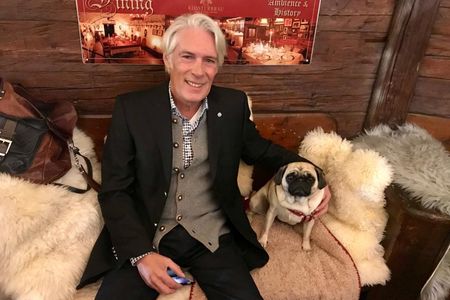 Gottfried Boehmer, hier mit Mops Adele, von der GFDK Redaktion befragt auch staendig junge Menschen nach ihren beruflichen Wuenschen