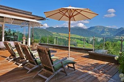 So nah werden die Liegestuehle im 5-Sterne-Hotel Allgaeu Sonne nach der Wiedereroeffnung Ende Mai 2020 nicht mehr zusammen stehen