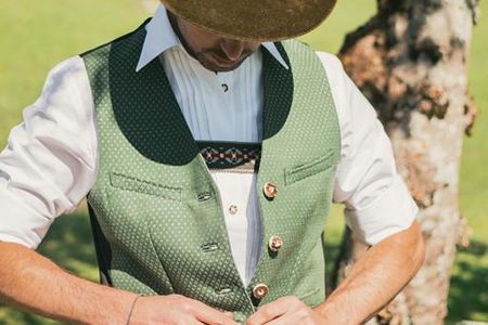 Zur perfekten oberbayerischen Tracht gehören neben Lederhose, Träger und Hemd auch Hut und Weste, Gilet genannt