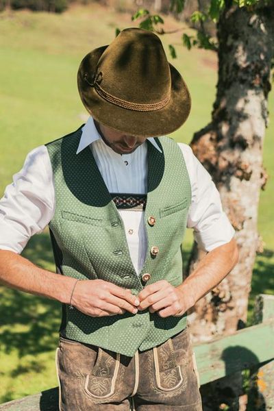 Zur perfekten oberbayerischen Tracht gehören neben Lederhose, Träger und Hemd auch Hut und Weste, Gilet genannt