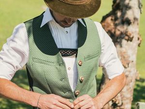 Zur perfekten oberbayerischen Tracht gehören neben Lederhose, Träger und Hemd auch Hut und Weste, Gilet genannt Zur perfekten oberbayerischen Tracht gehören neben Lederhose, Träger und Hemd auch Hut und Weste, Gilet genannt