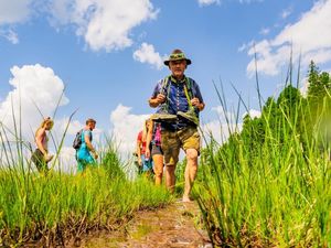 Mit dem Butler durch das Moor: Barfuß erleben Wanderer die Natur hautnah Mit dem Butler durch das Moor: Barfuß erleben Wanderer die Natur hautnah