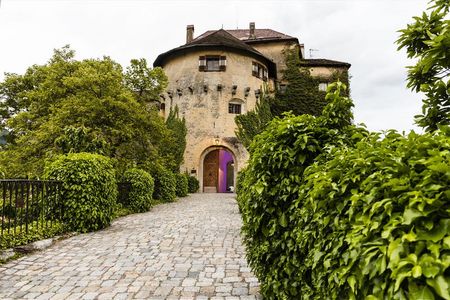 Schloss Schenna in Suedtirol ist aussen wie innen noch weitgehend so erhalten, wie Erzherzog Johann es bewohnt hat