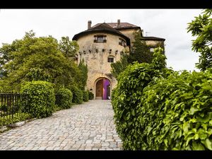 Schloss Schenna in Suedtirol ist aussen wie innen noch weitgehend so erhalten, wie Erzherzog Johann es bewohnt hat Schloss Schenna in Suedtirol ist aussen wie innen noch weitgehend so erhalten, wie Erzherzog Johann es bewohnt hat