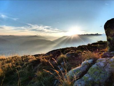 Der Sonnenuntergang an der Lauwandspitz ist Teil von Schennas ganztaegigem Suedtirol Balance Erlebnis