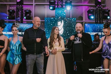 Das Grand Opening mit Moderatorin Cathy Hummels