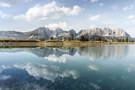Das imposante Massiv des Wilden Kaiser in Oesterreich spiegelt sich im Astbergsee, oberhalb von Going gelegen