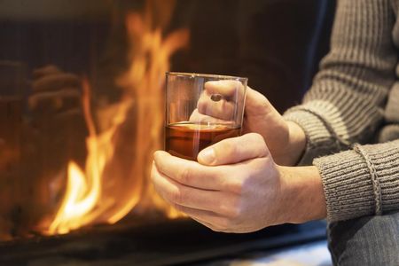 Die flüssige Genuss-Palette auf den „Roter Hahn“-Höfen in Südtirol reicht von Saft und Sirup über Wein und Bier bis hin zu Edeldestillaten. Im Winter zaubern die Bauersleute daraus sowohl alkoholfreie als auch hochprozentige Heißgetränke