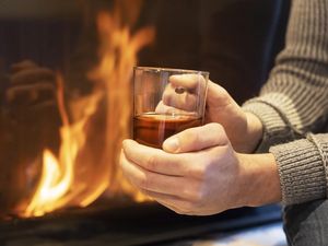 Die flüssige Genuss-Palette auf den „Roter Hahn“-Höfen in Südtirol reicht von Saft und Sirup über Wein und Bier bis hin zu Edeldestillaten. Im Winter zaubern die Bauersleute daraus sowohl alkoholfreie als auch hochprozentige Heißgetränke