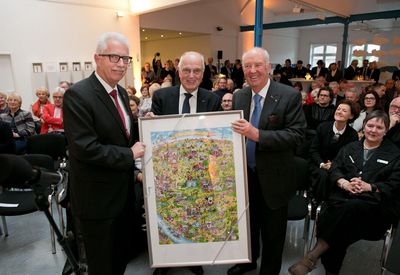 Landrat Thomas Hendele ueberreichte zum Festakt an Hans-Juergen und Karlernst Braun ein Bild von Jacques Tilly