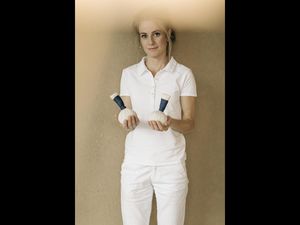 Julia Kraler, Spa-Leiterin des Naturhotel Leitlhof in Suedtirol mit zwei Stoffstempeln, die mit Kraeutern gefuellt und erwaermt die Haut reinigen