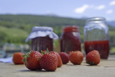 Essen und Trinken Roter Hahn Erdbeeren und Marmeladenglaeser