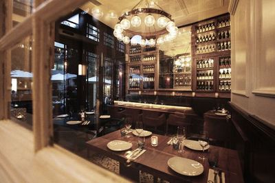 Der im Hotel Cort auf Mallorca vorherrschende Mix aus traditionellen und modernen Elementen spiegelt sich auch im hauseigenen Restaurant wider