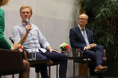 Kunst ist Chefsache - Landtagspraesident André Kuper im Gespraech mit Leon Loewentraut