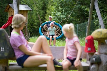 Der Waldspielplatz sorgt auf dem Wald- und Familienweg für gute Laune