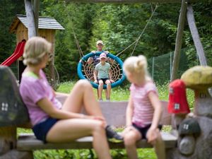 Der Waldspielplatz sorgt auf dem Wald- und Familienweg für gute Laune