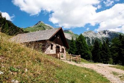 Am Stoecklweg oberhalb von Pettneu am Arlberg passieren Pilger gleich zwei Nessler Almen