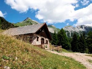 Am Stoecklweg oberhalb von Pettneu am Arlberg passieren Pilger gleich zwei Nessler Almen Am Stoecklweg oberhalb von Pettneu am Arlberg passieren Pilger gleich zwei Nessler Almen