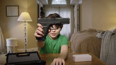 Unboxing" ist eine Einreichung aus den USA und thematisiert das Problem ungesicherter Waffen in amerikanischen Haushalten.