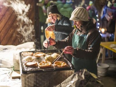Köstlich An den Stationen locken weihnachtliche Schmankerl