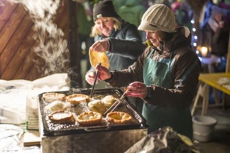 Köstlich An den Stationen locken weihnachtliche Schmankerl
