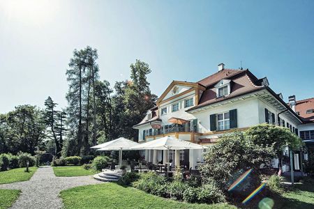 Auf Abstand zu gehen, faellt im Schlossgut Oberambach nicht schwer