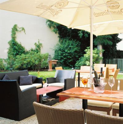 Essen und Trinken Restaurant Aussenbereich kleines Max Essen und Trinken Restaurant Aussenbereich kleines Max