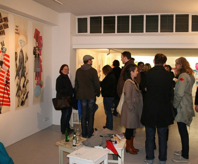 Nachtschwaermer in der Galerie neongolden