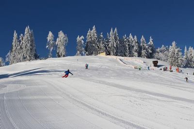 Mit dem Ski-Package des Harry’s Home Dornbirn kombinieren Gaeste Citytrip und Pistenspaß im Familienskigebiet Boedele Vorarlberg