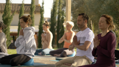 Beim Programm „Yoga zur Stärkung der Resilienz“ in der Son Manera Retreat Finca auf Mallorca lernen Indigourlauber, wie Herausforderungen angenommen und mit Selbstvertrauen eigene Ressourcen genutzt werden können