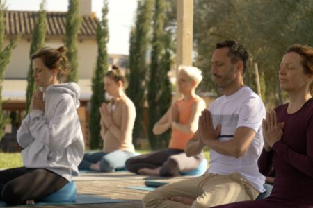 Beim Programm „Yoga zur Stärkung der Resilienz“ in der Son Manera Retreat Finca auf Mallorca lernen Indigourlauber, wie Herausforderungen angenommen und mit Selbstvertrauen eigene Ressourcen genutzt werden können