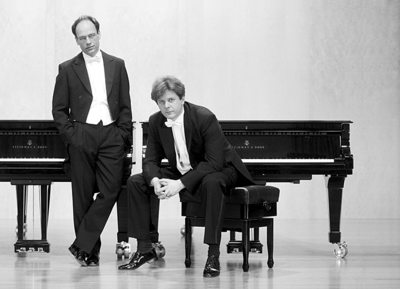 Als Dirigenten haben sich die Philharmoniker Kölns Generalmusikdirektor Markus Stenz eingeladen. Den Solopart in Zimmermanns Doppelklavierkonzert übernimmt das GrauSchumacher Piano Duo