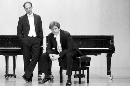 Als Dirigenten haben sich die Philharmoniker Kölns Generalmusikdirektor Markus Stenz eingeladen. Den Solopart in Zimmermanns Doppelklavierkonzert übernimmt das GrauSchumacher Piano Duo