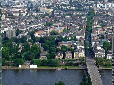Mittelteil des Museumsufers mit den (drei) Häusern des Museums der Weltkulturen (links). Rechts von der Schweizer Strasse folgt das Filmmuseum und das Architekturmuseum. Das Museum für Angewandte Kunst wird links vom Commerzbank Tower und ein Teil des Architekturmuseums durch den Eurotower verdeckt.
