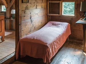 Thomas Bernhard besaß einige Schlafzimmer, obgleich fast nie jemand bei ihm übernachtete Thomas Bernhard besaß einige Schlafzimmer, obgleich fast nie jemand bei ihm übernachtete