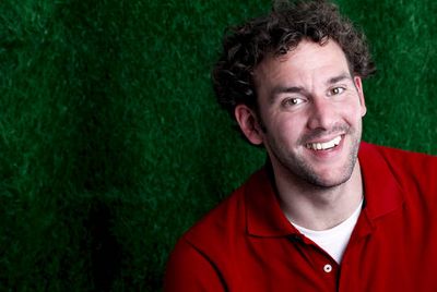 Philipp Scharri steht mit Programm ReimVorteil in Baden-Baden auf der Buehne
