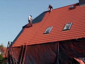 In früheren Zeiten waren Dachziegel in erster Linie in Rot gehalten In früheren Zeiten waren Dachziegel in erster Linie in Rot gehalten