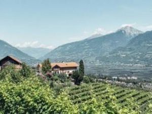 Der Greiterhof in Lana im Meraner Land ist einer von vielen behutsam restaurierten Suedtiroler Urlaubsbauernhoefen Der Greiterhof in Lana im Meraner Land ist einer von vielen behutsam restaurierten Suedtiroler Urlaubsbauernhoefen