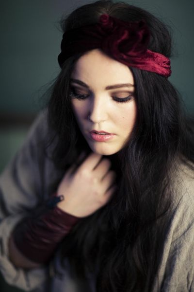 Miriam Bryant schreibt ehrliche persoenliche Texte auf ihrer CD Raised in Rain