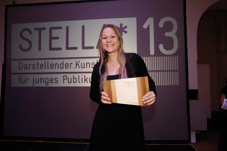 Regisseurin Claudia Holzknecht mit dem STELLA 2013 Preis den sie in Graz entgegen nahm.