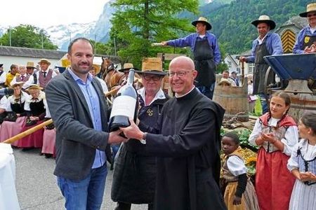 Spaetlese nach 600 Jahren. Winzer Beat Burkhardt, Bruno Engel von der Trueelerzunft zu Twann und Pfarrer Patrick Ledergerber vom Benediktinerkloster in Engelberg praesentieren den klostereigenen 2017er Chasselas Bielersee